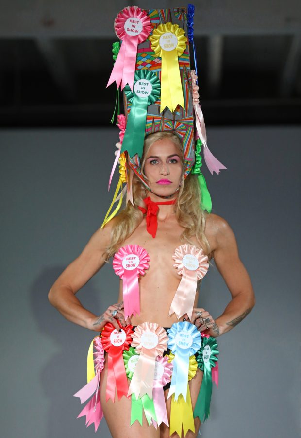 Người mẫu mặc trang phục đính đầy huy hiệu&nbsp;ruy băng trong bộ sưu tập của Pam Hogg.