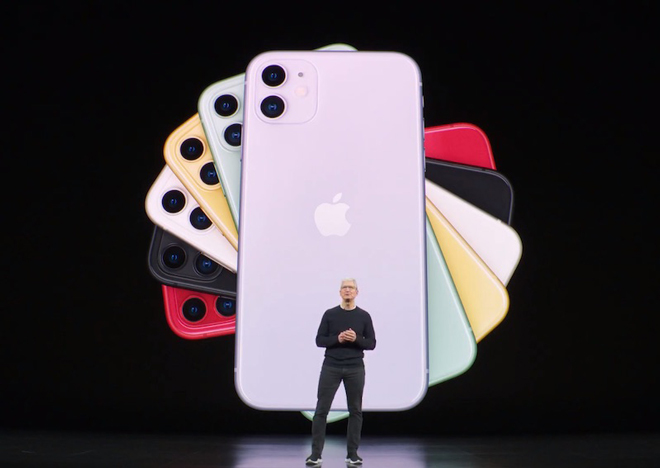 iPhone 11 và CEO Apple - Tim Cook.