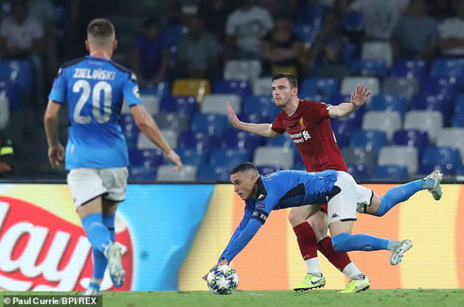 Callejon va chạm với Robertson trong vòng cấm của Liverpool dẫn đến quả phạt đền cho Napoli