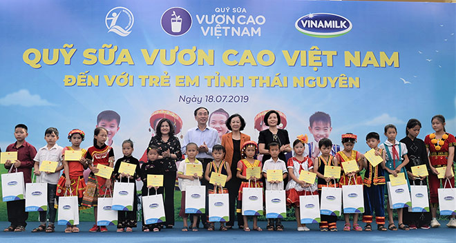 &nbsp;Trong suốt chặng đường 12 năm, Quỹ sữa Vươn Cao Việt Nam và Vinamilk đã trao tặng hơn 35 triệu ly sữa với tổng giá trị 150 tỷ đồng cho gần 441.000 trẻ em khó khăn trên khắp Việt Nam.