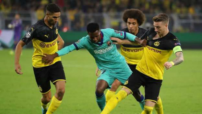 Ansu-Fati giữa vòng vây kìm kẹp của các cầu thủ Dortmund