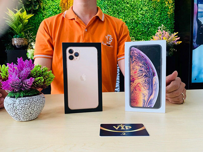 iPhone 11 Pro Max (bên trái) và iPhone Xs Max (bên phải)