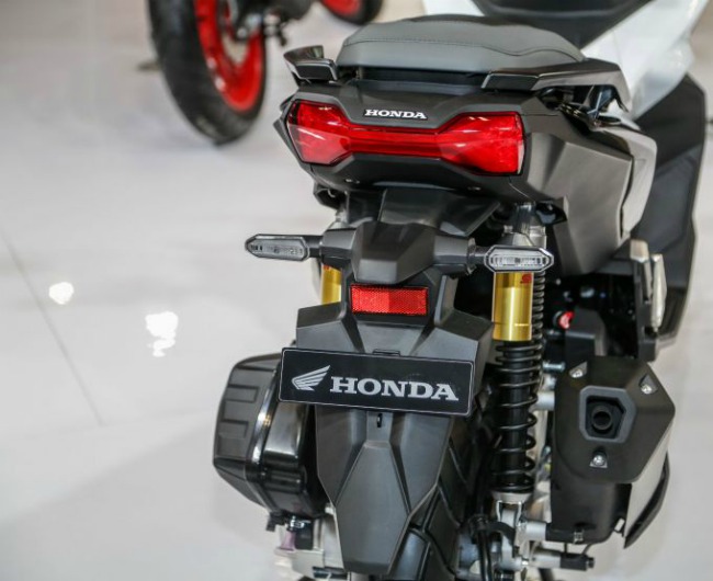 Xe có phong cách pha trộn giữa xe tay ga và xe phượt. 2019 Honda ADV 150 hiện có giá bán tại Indonesia rất hấp dẫn, chỉ 33,5 triệu Rp &#40;55,14 triệu VNĐ&#41; cho bản CBS và 36,5 triệu Rp &#40;60,05 triệu VNĐ&#41; cho bản ABS.