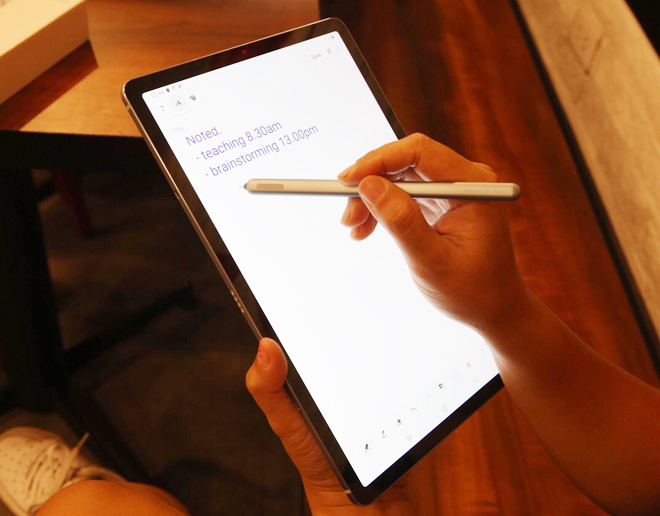 Chiếc tablet này đi kèm với bút S Pen.