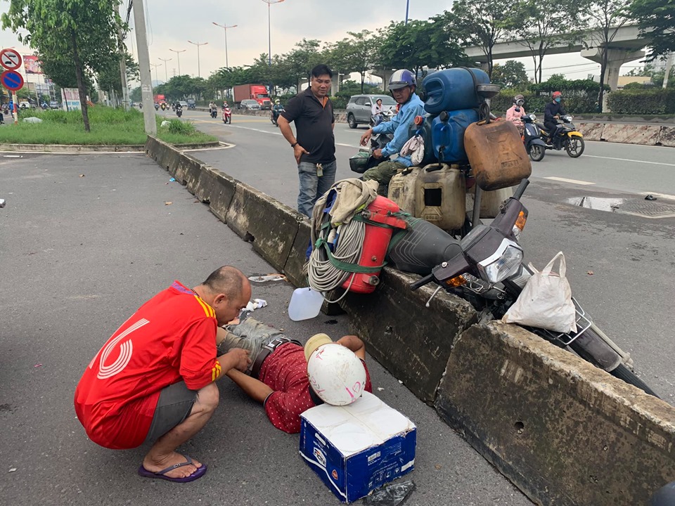 &nbsp;Thanh niên chạy xe máy “sập bẫy” dải phân cách vào sáng 19/9