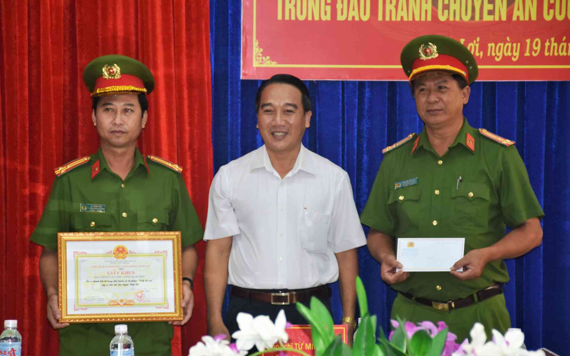 Ông Từ Minh Phúc, Chủ tịch UBND huyện Vĩnh Lợi trao giấy khen và thưởng nóng cho Công an huyện