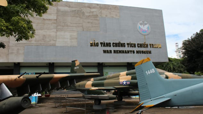 Thăm dấu vết lịch sử tại thành phố Hồ Chí Minh

Cho dù bạn đến từ đâu, việc tìm hiểu về lịch sử của đất nước mình ghé qua cũng là một điều vô cùng thú vị.

Hãy dành một vài giờ tại bảo tàng chứng tích chiến tranh để tưởng nhớ những người đã khuất.

Mở cửa từ năm 1975, bảo tàng có những bức ảnh đồ họa và thiết bị quân sự - bao gồm một bộ sưu tập máy bay trực thăng, xe tăng và máy bay chiến đấu, cũng như mô phỏng lại các điều kiện nhà tù, chiến tranh hóa học và máy chém của Pháp.
