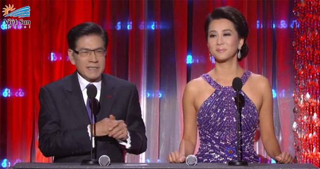 MC Nguyễn Ngọc Ngạn và Nguyễn Cao Kỳ Duyên trong chương trình Paris By Night