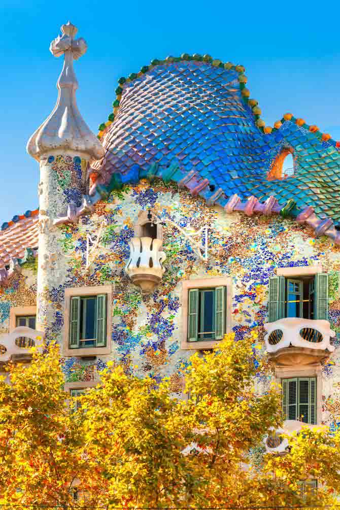 Kiệt tác kiến trúc này đã thu hút hàng triệu du khách đến Barcelona - 1