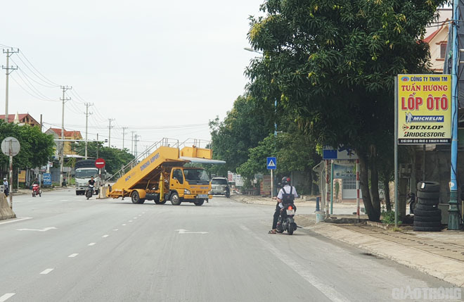 Xe thang chuyên dụng của Cảng hàng không Đồng Hới lưu thông trên QL1, đoạn qua xã Lộc Ninh, TP Đồng Hới