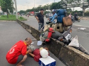 Tin tức trong ngày - Tông “bẫy” bê tông ở cửa ngõ Sài Gòn, thanh niên ngã lăn ra đường cầu cứu