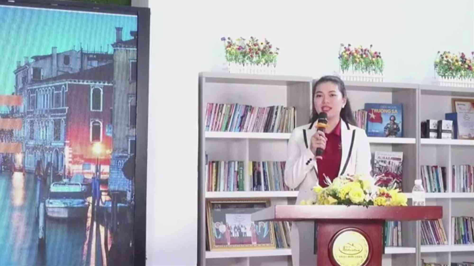 Bà Như livestream trấn an khách hàng