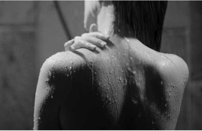 Trong MV nữ chính đóng cảnh tắm nude, một điều rất khác biệt với những MV trước đó của Quang Dũng.