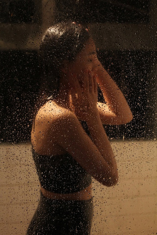 Nữ ca sĩ Giang Hồng Ngọc đưa cảnh tắm dưới vòi hoa sen vào MV Phải quên anh thôi để khắc họa tâm trạng.