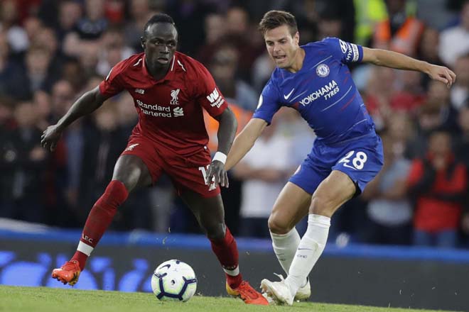 Chelsea (áo xanh) sẽ khó lòng ngăn cản Liverpool