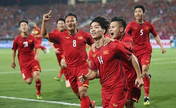 Fan bóng đá thể hiện tình yêu với đội tuyển Việt Nam qua cách nào? - 1