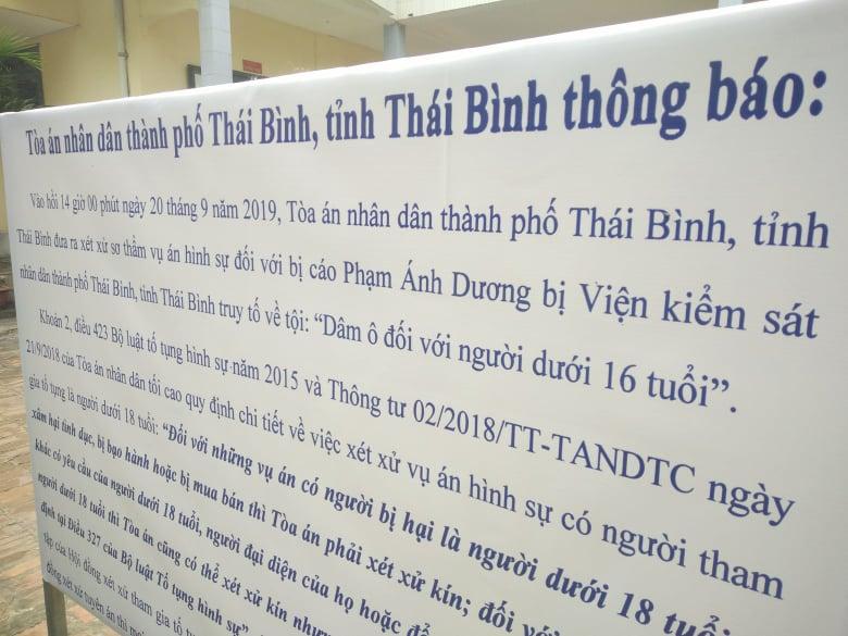 Phiên tòa được xử kín, tuyên án công khai, chỉ những người được tòa triệu tập mới được vào tham dự.