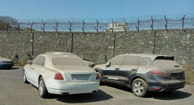 Rolls Royce Wraith được biết đến với thiết kế đẹp, lấy cảm hứng từ chiếc coupe. Tuy nhiên, một chiếc Wraith cũng bị bỏ rơi trong một sân ở Dubai khiến nhiều người tiếc rẻ. Chiếc xe phủ kín bụi nên trông rất cũ kĩ.