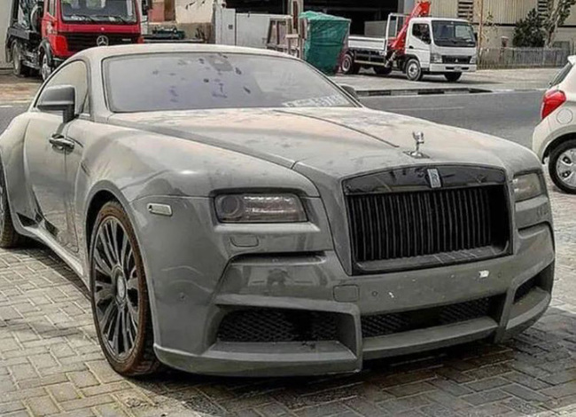 Một chiếc Rolls-Royce Wraith Novitec nổi tiếng bị bỏ quên ngay trên đường phố Dubai.