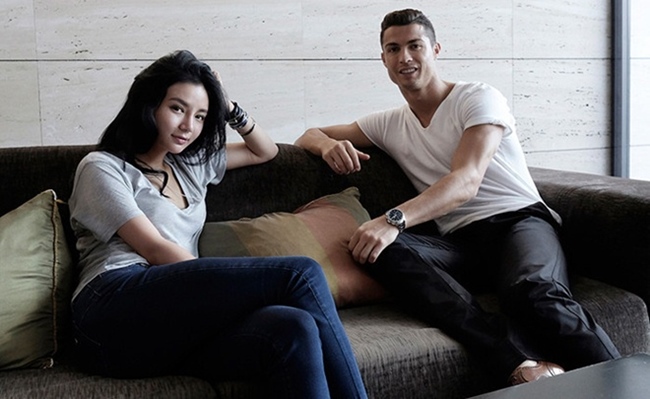 Sinh ra trong gia đình "trâm anh thế phiệt", Kim Lim có mối quan hệ rất thân thiết với Ronaldo. Bức ảnh cô chụp cùng Cristiano Ronaldo năm 2015 tạo nên cơn sốt lớn. Bố của Kim chính là Chủ tịch tập đoàn truyền thông Mint Media, công ty nắm bản quyền hình ảnh của Ronaldo. Năm 2017, CR7 đến bệnh viện thăm Kim Lim sau khi cô sinh con đầu lòng.