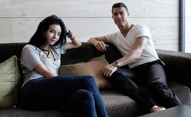 Sinh ra trong gia đình &#34;trâm anh thế phiệt&#34;, Kim Lim có mối quan hệ rất thân thiết với Ronaldo. Bức ảnh cô chụp cùng Cristiano Ronaldo năm 2015 tạo nên cơn sốt lớn. Bố của Kim chính là Chủ tịch tập đoàn truyền thông Mint Media, công ty nắm bản quyền hình ảnh của Ronaldo. Năm 2017, CR7 đến bệnh viện thăm Kim Lim sau khi cô sinh con đầu lòng.