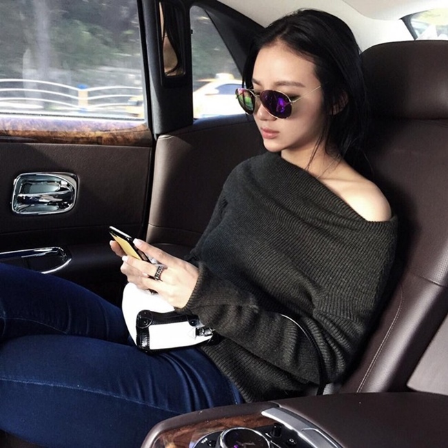 Kim Lim từng tiết lộ, cô thích dùng đồ của thương hiệu Christian Louboutin và Chanel. Bà mẹ một con từng chia sẻ, đôi lúc cô cảm thấy tội lỗi vì đã mua sắm quá nhiều và đang cố gắng cắt giảm ham muốn ấy bố cô là một người khiêm tốn.