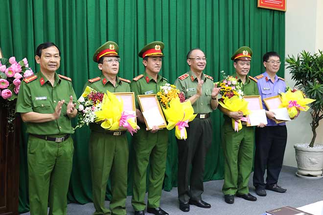 Lãnh đạo Công an TP.HCM trao thưởng cho các đơn vị