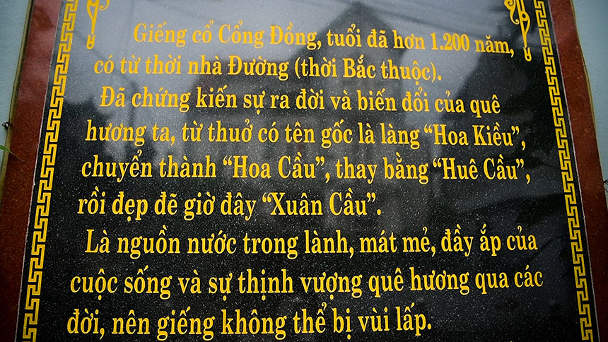 Tấm biển ghi lại lịch sử của giếng do Giáo sư sử học Lê Văn Lan gắn