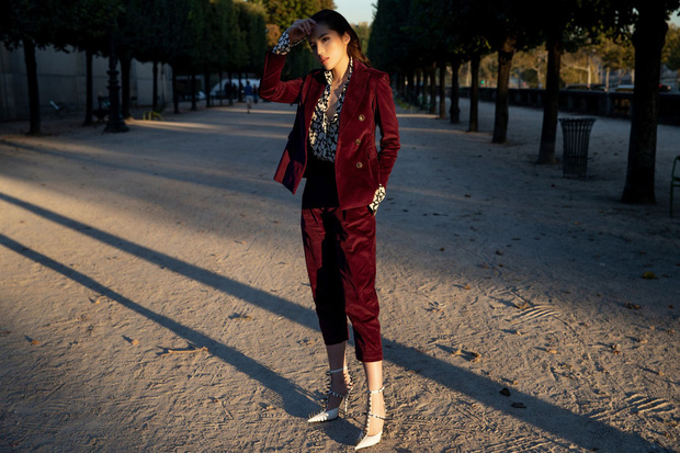 Kỳ Duyên nổi bật tại Paris Fashion Week năm 2018. Cô mặc quần lửng và áo khoác chất liệu nhung, sơ mi của Saint Laurent, giày cao gót nạm đinh tán của Balenciaga.