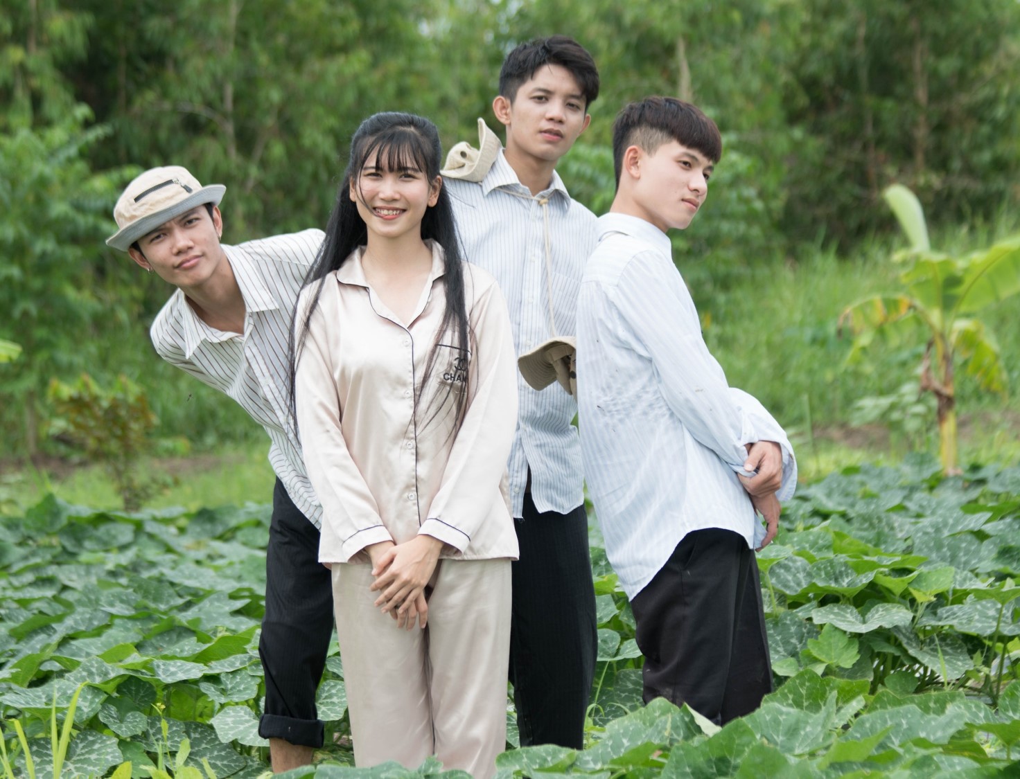 Hình ảnh nhóm nhạc trong MV "Cô Thắm không về".