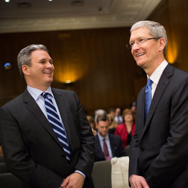 Steve Dowling và CEO Apple - Tim Cook.