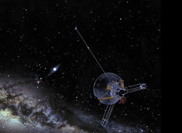 Pioneer 11 là tàu thăm dò không gian đầu tiên được gửi đến Sao Thổ. Nó được NASA “ra mắt” vào năm 1973 để thực hiện những nghiên cứu về vành đai tiểu hành tinh, khu vực giữa quỹ đạo của Sao Mộc và Sao Thổ. Nó thực hiện cách tiếp cận gần nhất với bầu khí quyển Sao Thổ vào 1/9/1979. Vào thời điểm đó, tàu thăm dò của Pioneer 11 đã bay trên bề mặt Sao Thổ 20000 km.&nbsp;&nbsp; Việc phát hiện ra mặt trăng mới và vòng F của Sao Thổ là những thành tựu lớn nhất được thực hiện bởi Pioneer 11. Nó đã gửi lại nhiều hình ảnh của Sao Thổ và các mặt trăng của hành tinh này, hầu hết đều là những hình ảnh có độ phân giải thấp. Các dữ liệu từ Pioneer 11 giúp các nhà khoa học xác định Sao Thổ có bầu khí quyển không có gì đặc biệt và phần lớn hành tinh có chứa hydro lỏng.