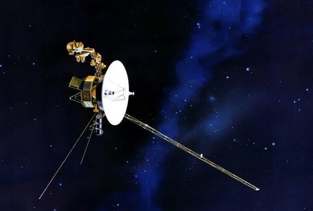 Voyager 2 là một phần trong kế hoạch thám hiểm liên thiên hà của NASA. Nó được phóng lên trước Voyager 1 16 ngày, nhưng hiện nay Voyager 2 đã chậm hơn Voyager 1 vài tỷ kilimet. Việc thám hiểm sao Thổ cũng nằm trong nhiệm vụ của Voyager 2.&nbsp; Vào tháng 8/1981, chỉ một năm sau Voyager 1, Voyager 2 đã đến được quỹ đạo Sao Thổ. Tàu thăm dò này đã chụp được nhiều hình ảnh gần bề mặt sao Thổ. Sử dụng những dữ liệu đó, các nhà khoa học NASA đã có bằng chứng về những thay đổi trong vòng Sao Thổ và phát hiện ra các vệ tinh mới xoay quanh hành tinh.