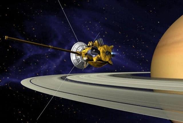 Cassini là sứ mệnh tiếp cận quỹ đạo thành công đầu tiên của Sao Thổ. Nó được phóng vào năm 1997 cùng với tàu thăm dò vũ trụ Huygens, được vận hành bởi NASA, cơ quan vũ trụ châu Âu và cơ quan vũ trụ Italia. Cassini đi vào quỹ đạo sao Thổ ngày 1/07/2004. Kể từ đó, quỹ đạo của Cassini tiếp tục quay trở lại truyền dữ liệu hàng ngày. Kể từ ngày 1/07/2014, Cassini đã hoàn thành 10 năm thành công tại Sao Thổ. Trong thời gian này, Cassini đã bay tổng cộng 2 tỷ dặm xung quanh sao Thổ và thực hiện 2 triệu mệnh lệnh. Nó đã gửi lại tổng cộng 332.000 hình ảnh, bao gồm các hình ảnh có độ phân giải cao của Sao Thổ, vành đai và các mặt trăng của hành tinh này. Vào ngày 14/01/2005, tàu thăm dò Huygens tách khỏi Cassini và hạ cánh trên bề mặt Titan, trả lại lượng dữ liệu khổng lồ cho Trái đất.