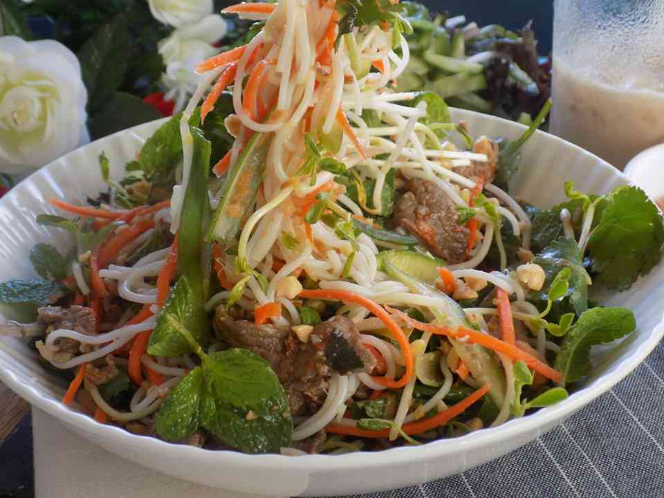 Cuối cùng cho salad thịt bò trộn ra tô/ dĩa,&nbsp;rắc ít đậu phụng rang giã nhỏ và ít hành phi (nếu thích).