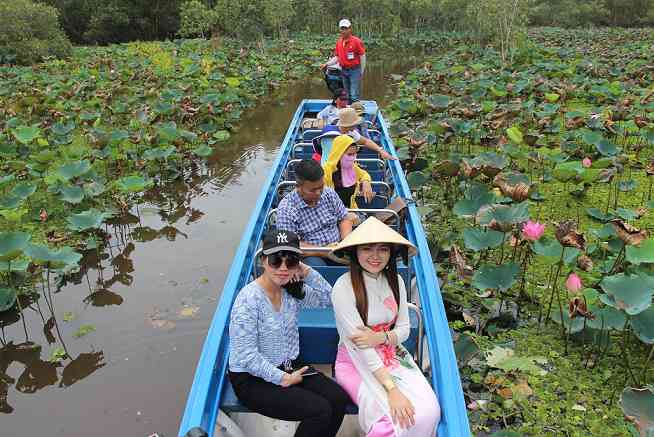 Con "đường" Hoa sen chỉ vừa cho hai chiếc xuồng đi qua.