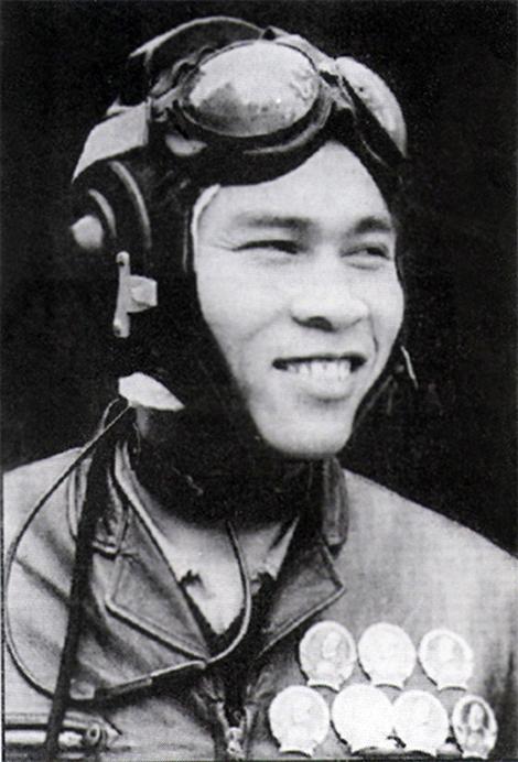 Khi được tuyên dương Anh hùng LLVTND, phi công Nguyễn Văn Bảy mới mang cấp hàm Thượng úy.
