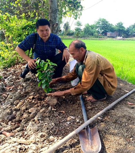 Anh hùng Nguyễn Văn Bảy luôn cảm thấy sung sướng với những công việc của nhà nông.