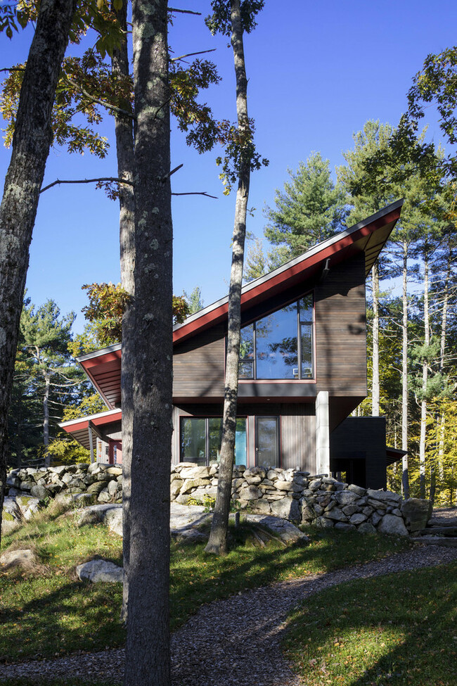 Căn nhà nhỏ nằm ở bìa rừng nhưng đầy đủ tiện nghi hiện đại