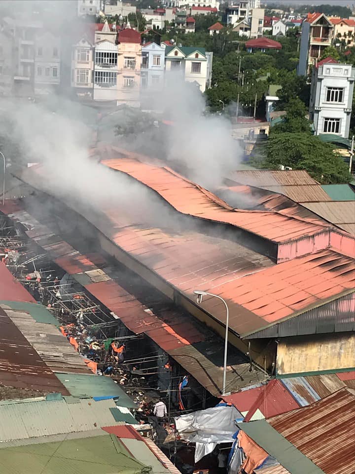 Khoảng 7h30 sáng 23/9 đã xảy ra cháy lớn tại chợ Tó. Ảnh: Đức Thắng