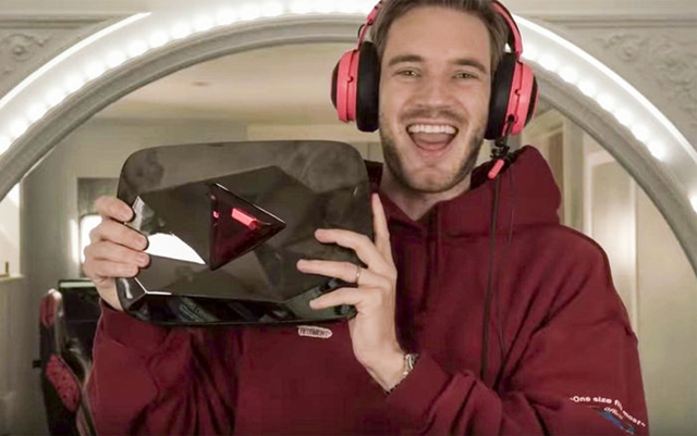 Chủ nhân của kênh PewDiePie hào hứng khoe món quà là nút kim cương đỏ nhận được từ YouTube