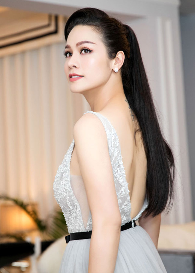 Nữ diễn viên thủ vai cô hầu gái đang gây chú ý với khán giả màn ảnh Việt là Nhật Kim Anh của phim "Tiếng sét trong mưa".
