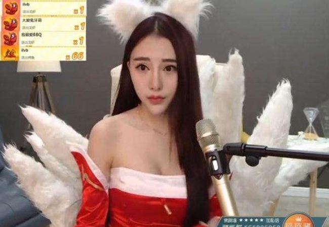 Vài năm trở lại đây, nghề streamer (những người phát sóng trực tiếp khi chơi trò chơi điện tử) hay MC online được coi là một nghề hái ra tiền ở nhiều quốc gia như Trung Quốc, Hàn Quốc, Việt Nam... Các streamer đặc biệt là nữ streamer càng dễ thu hút khán giả khi phát sóng trực tiếp nhờ lợi thế ngoại hình, vóc dáng sexy. Tuy nhiên, không ít hot girl, người mẫu bị cấm lên sóng khi vướng ồn ào lộ hàng, ăn mặc phản cảm.