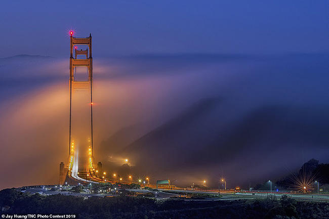 2.Giải nhất về thành phố và hạng mục thiên nhiên thuộc về người Mỹ Jay Huang cho hình ảnh cầu Cổng Vàng ở San Francisco, trong một thời điểm đầy sương mù.
