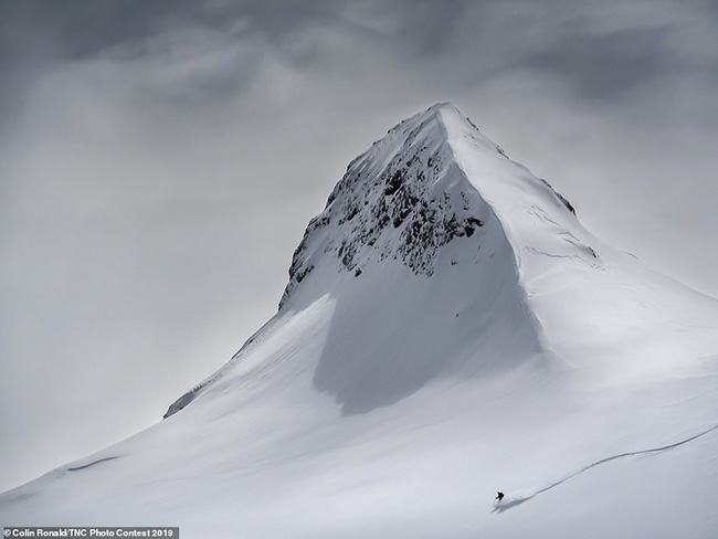 3. Colin Ronald ở Áo đã được trao giải nhất trong hạng mục phong cảnh cho bức ảnh tuyệt đẹp này,  một vận động viên trượt tuyết ở Slovenia.
