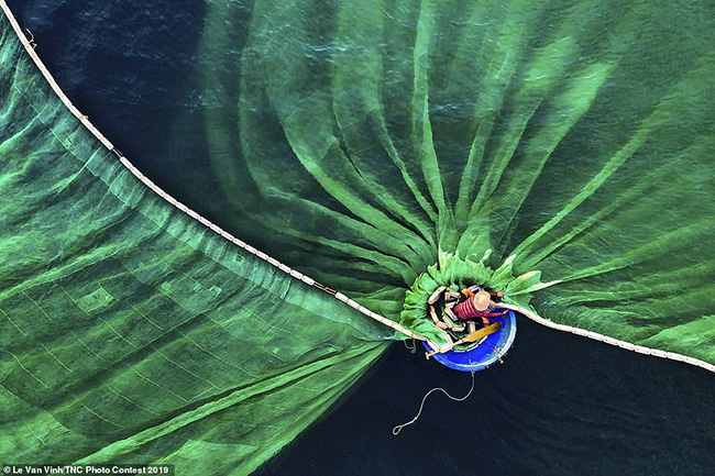 6. Người chiến thắng hạng mục người và thiên nhiên là bức ảnh một ngư dân ở Hòn Yên, Phú Yên, Việt Nam. Bức ảnh được chụp bởi nhiếp ảnh gia Việt Nam, Lê Văn Vinh.
