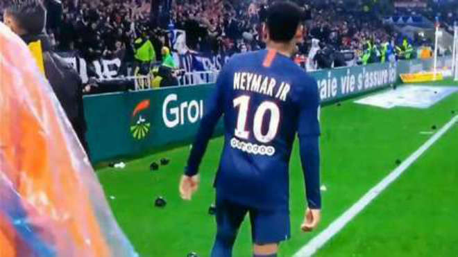 Neymar bị các CĐV la ó, ném vật thể lạ