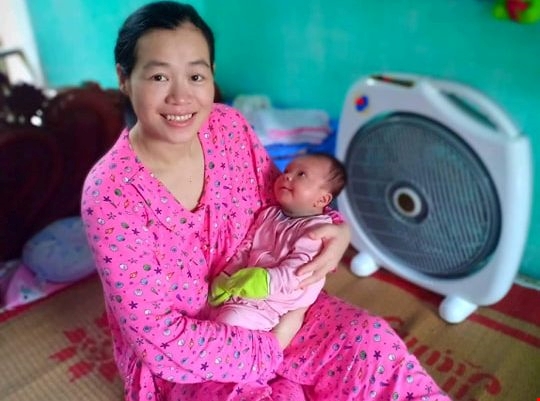 Chị Hồng vừa sinh con sau 11 năm mắc ung thư máu
