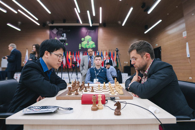 Quang Liêm (trái) trải qua 6 ván - 250 nước với nhà đương kim vô địch World Cup - Levon Aronian (phải)