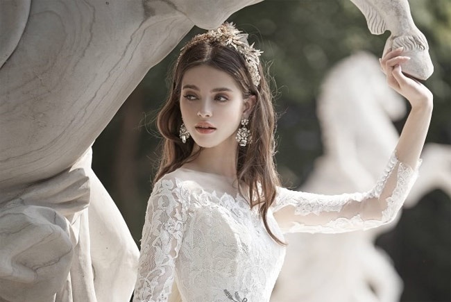 Ira Pak cũng là một người mẫu người Ukraine khiến nhiều người say đắm vì nét đẹp Đông Âu, đặc biệt là khi cô mặc áo cưới.